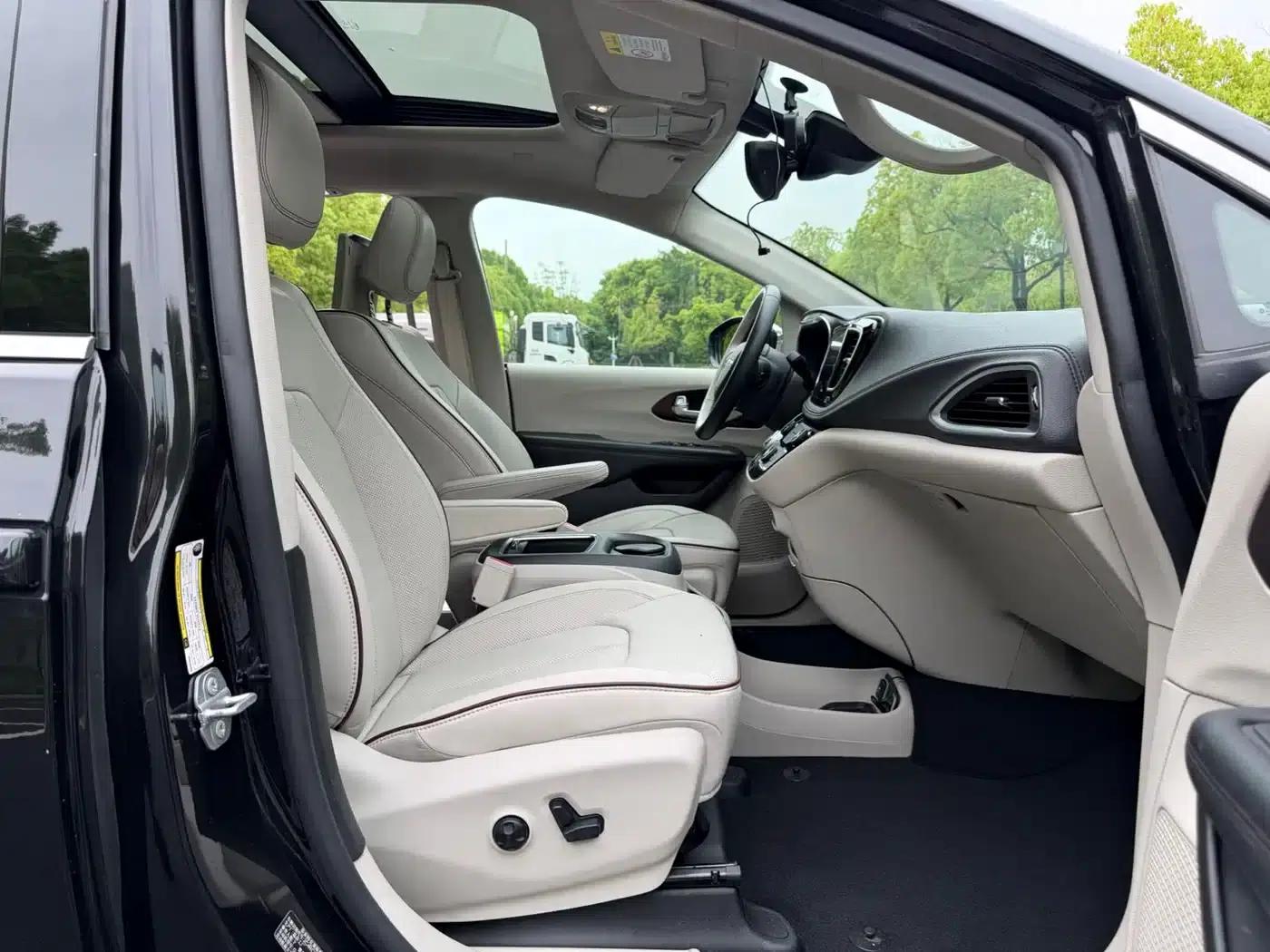 2017 Imported Grand Voyager 3.6L Premium Edition — миниатюра 14