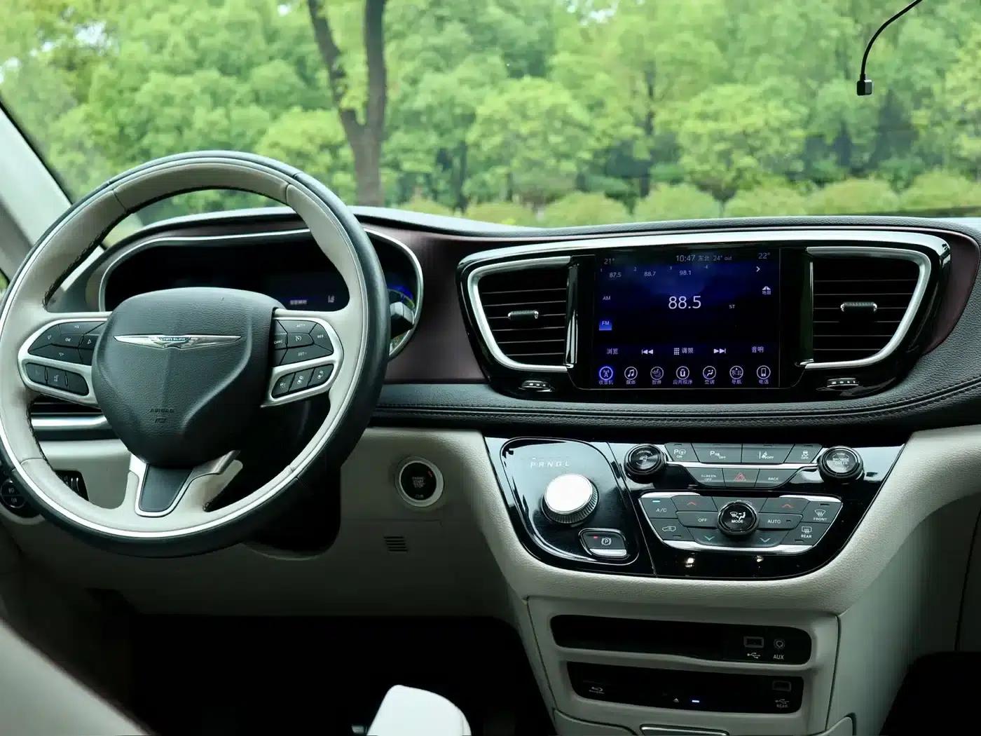 2017 Imported Grand Voyager 3.6L Premium Edition — миниатюра 15