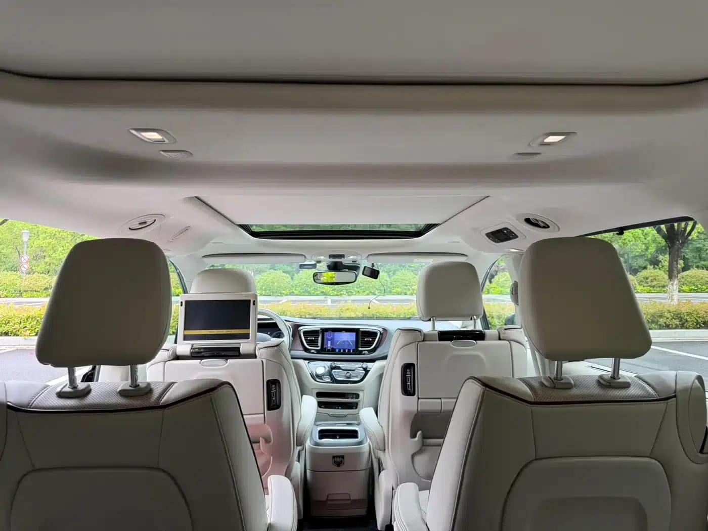 2017 Imported Grand Voyager 3.6L Premium Edition — миниатюра 21