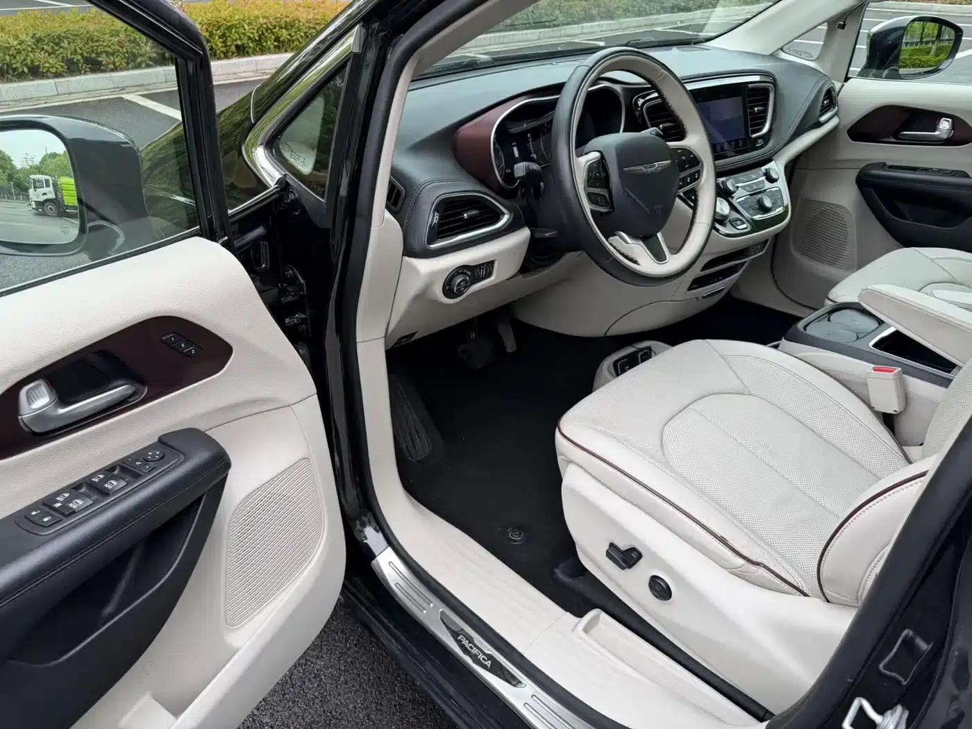 2017 Imported Grand Voyager 3.6L Premium Edition — миниатюра 10