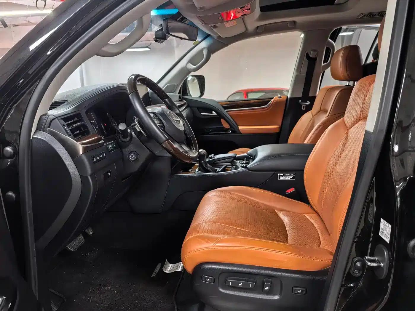 2017 Lexus LX 570 Dynamic Luxury Edition — миниатюра 4