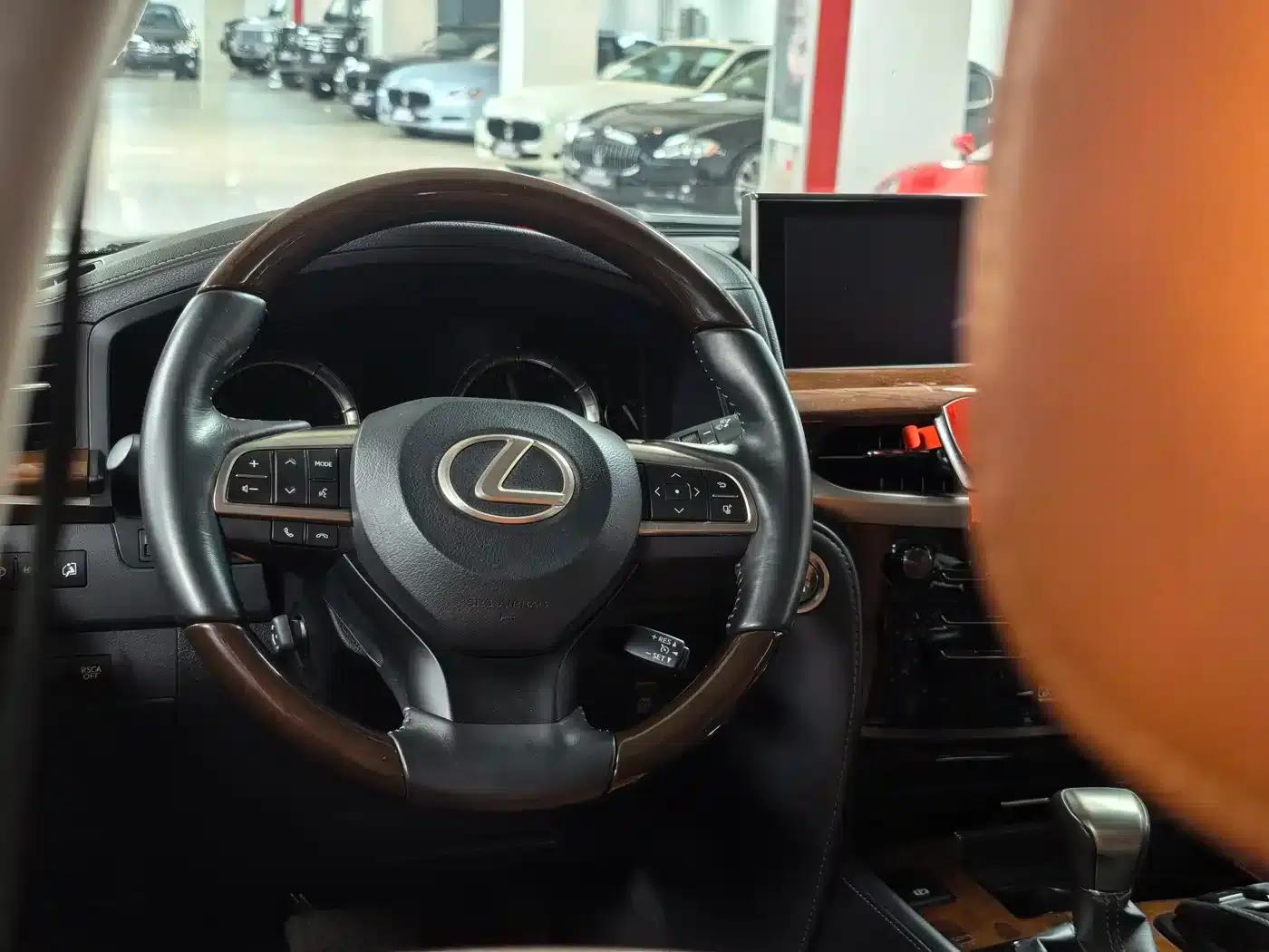 2017 Lexus LX 570 Dynamic Luxury Edition — миниатюра 6