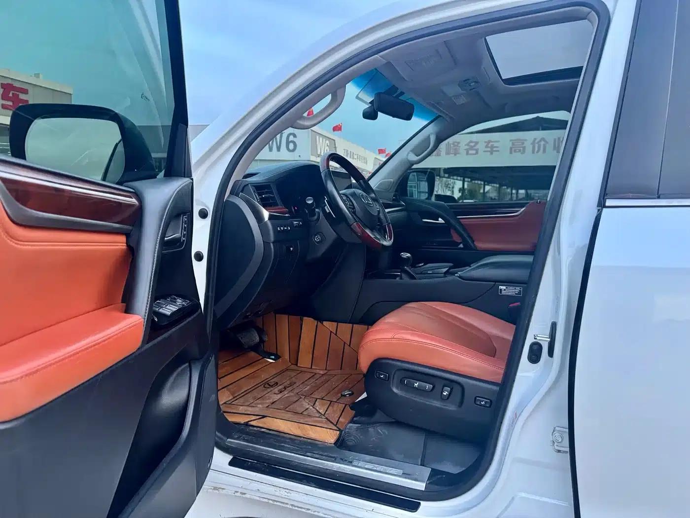 2017 Lexus LX 570 Dynamic Luxury Edition — миниатюра 2