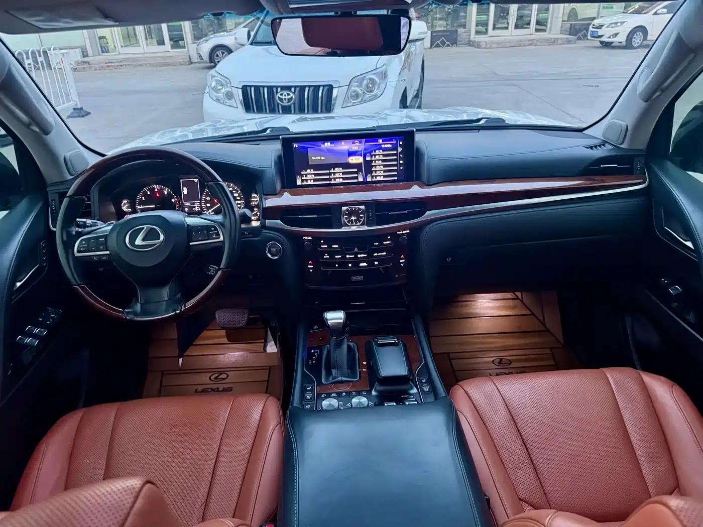 2017 Lexus LX 570 Dynamic Luxury Edition — миниатюра 5