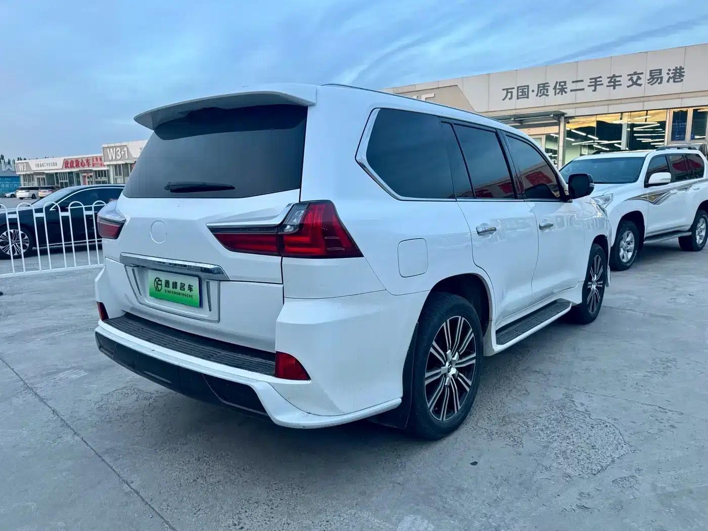 2017 Lexus LX 570 Dynamic Luxury Edition — миниатюра 6