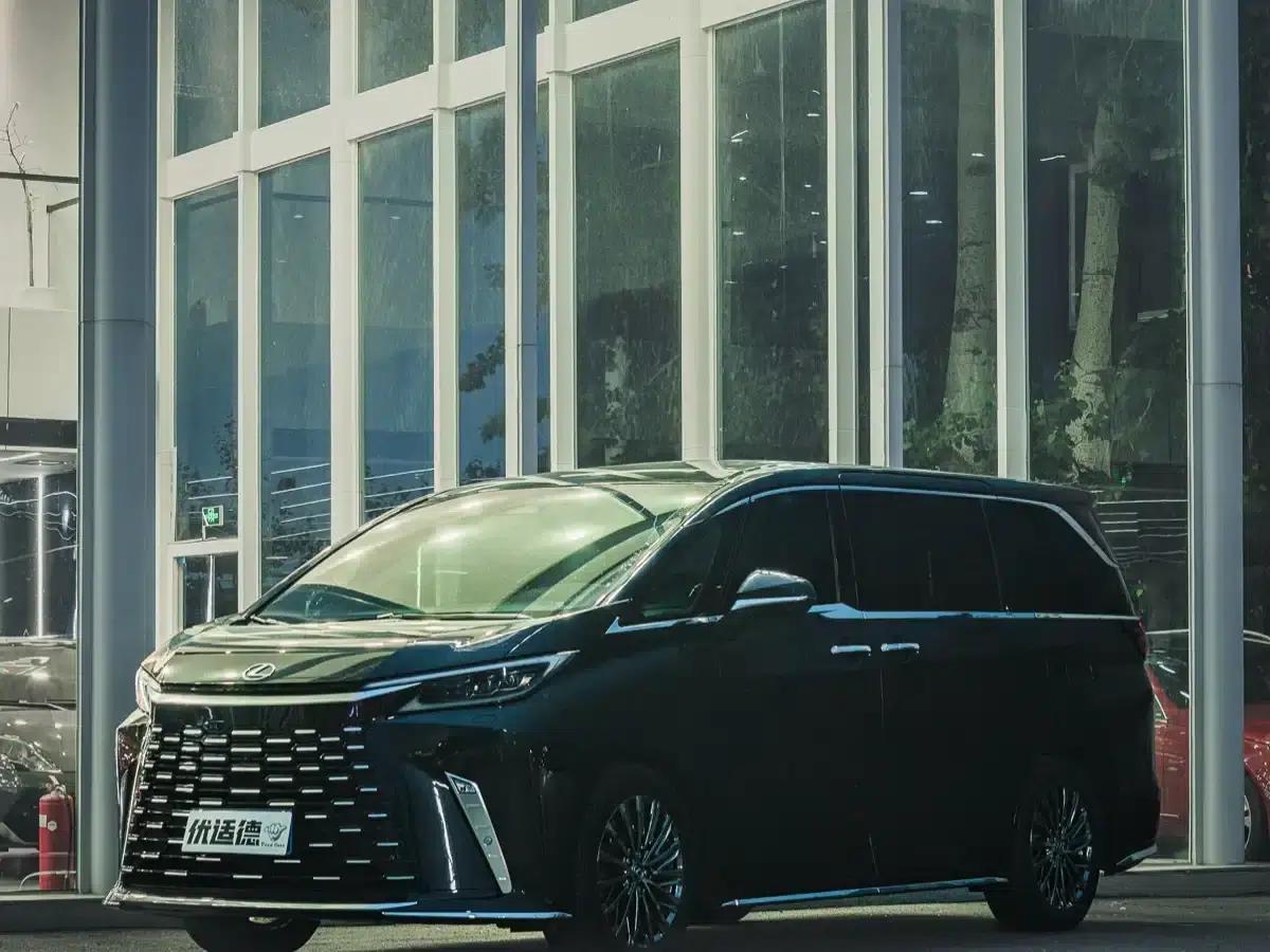 Lexus LM 2023 500h Four-Seat Executive Edition — миниатюра 1