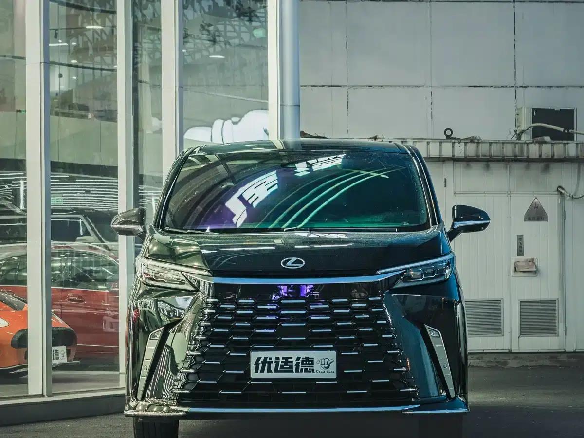 Lexus LM 2023 500h Four-Seat Executive Edition — миниатюра 2