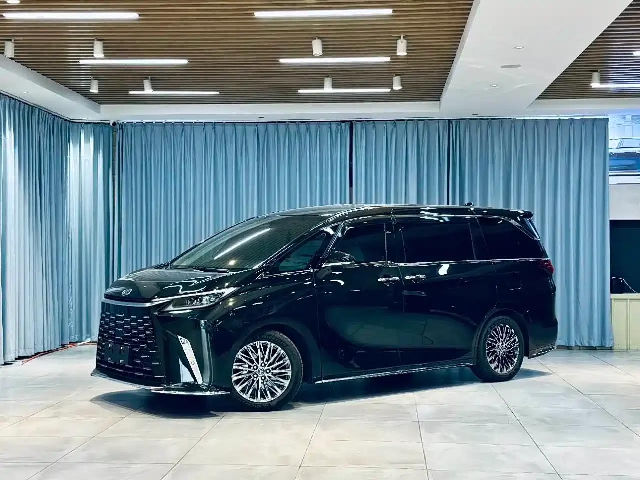 Lexus LM 2023 500h Four-Seat Executive Edition — миниатюра 1