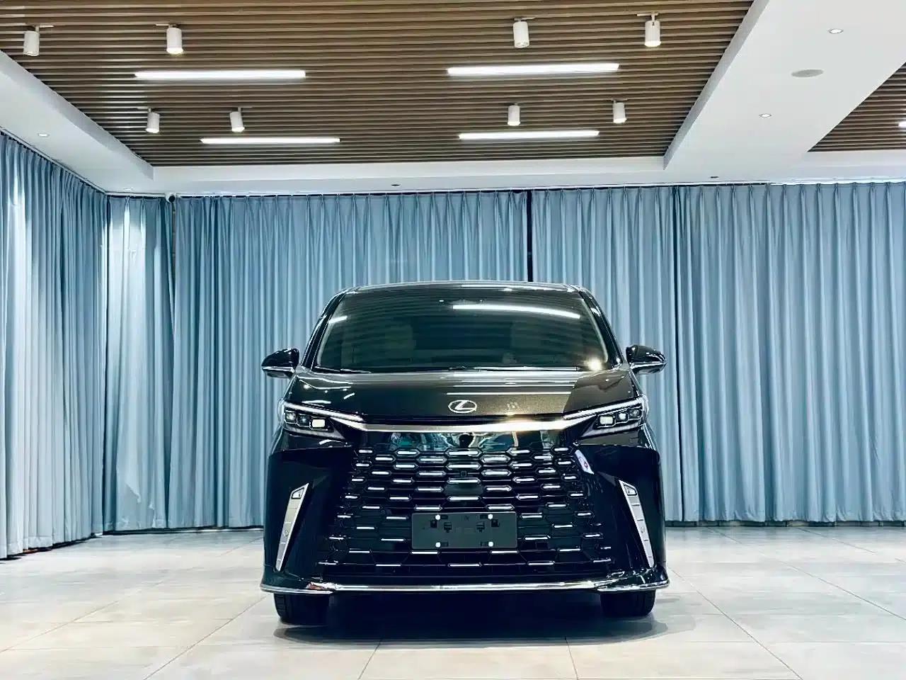 Lexus LM 2023 500h Four-Seat Executive Edition — миниатюра 2
