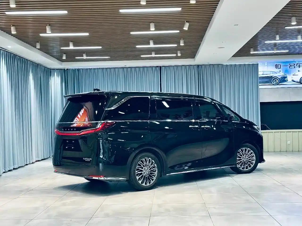 Lexus LM 2023 500h Four-Seat Executive Edition — миниатюра 11
