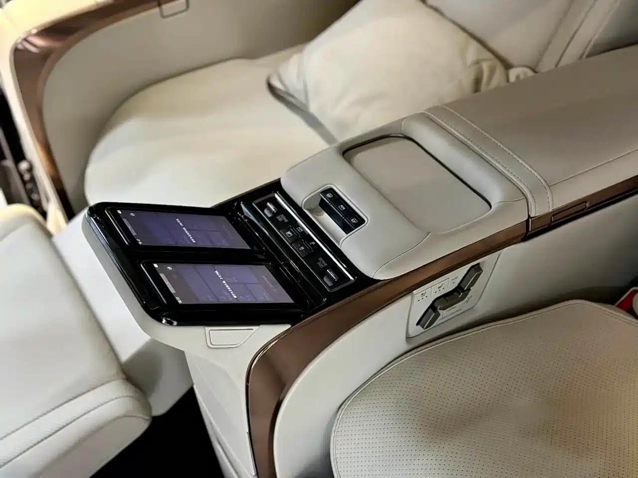 Lexus LM 2023 500h Four-Seat Executive Edition — миниатюра 9