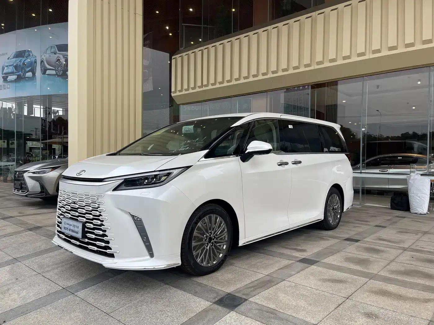 Lexus LM 2025 500h Six-Seat Premium Edition — миниатюра 2