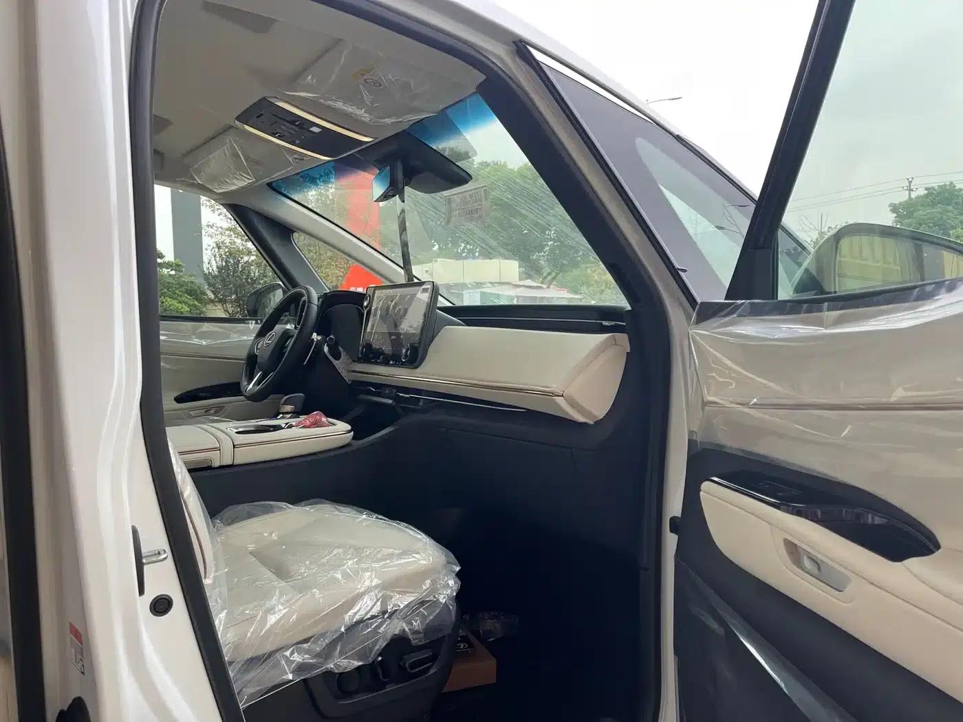 Lexus LM 2025 500h Six-Seat Premium Edition — миниатюра 11