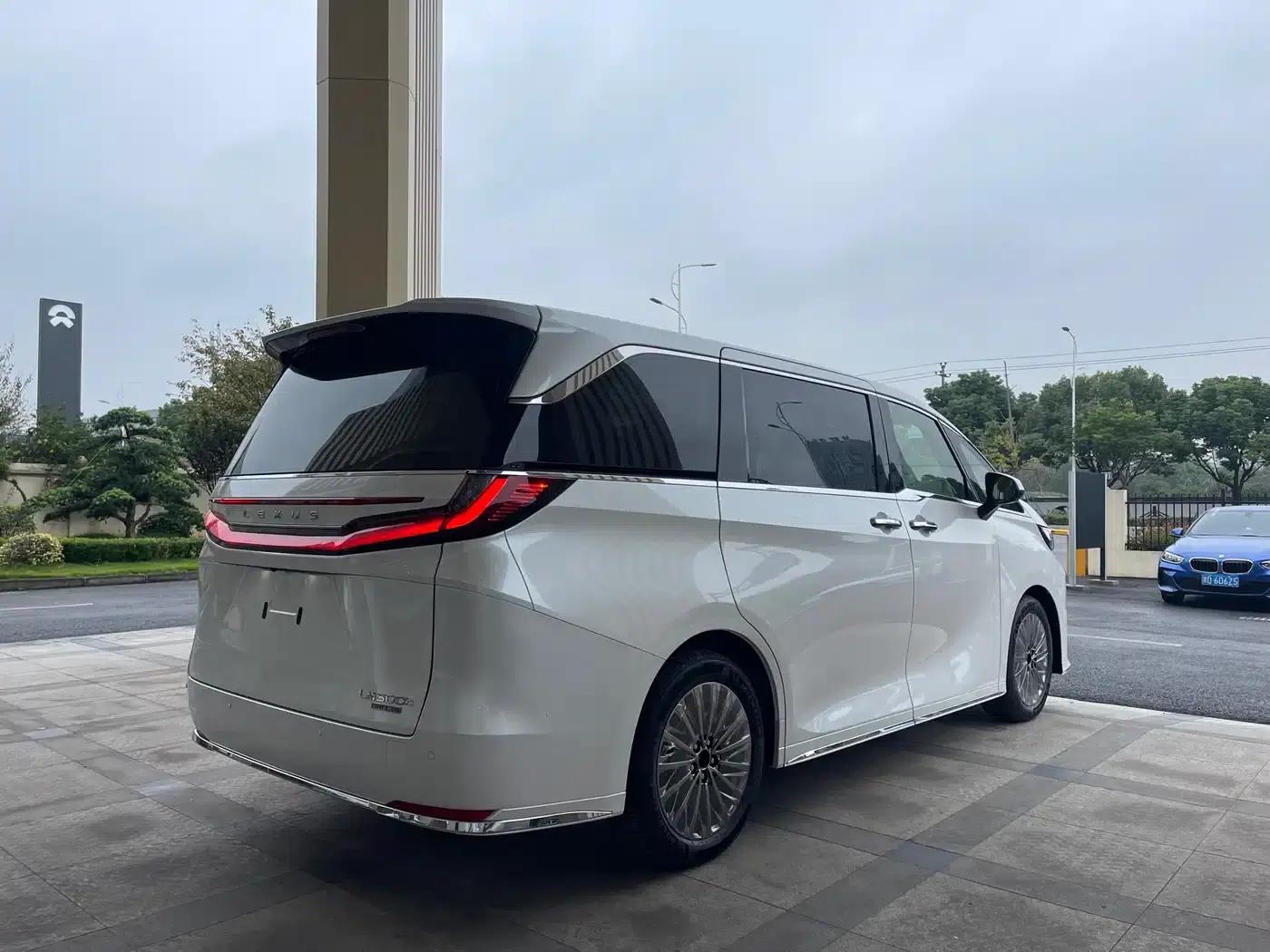 Lexus LM 2025 500h Six-Seat Premium Edition — миниатюра 15