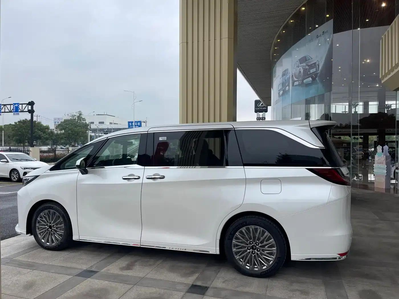 Lexus LM 2025 500h Six-Seat Premium Edition — миниатюра 17