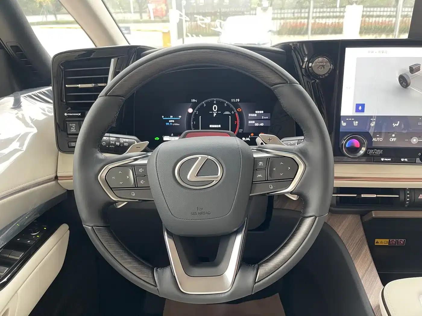 Lexus LM 2025 500h Six-Seat Premium Edition — миниатюра 6