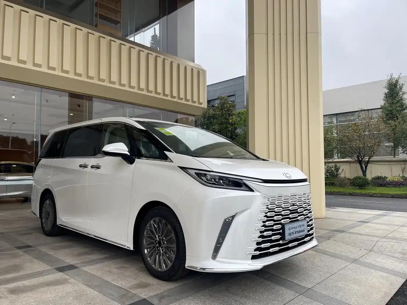 Lexus LM 2025 500h Six-Seat Premium Edition — миниатюра 9