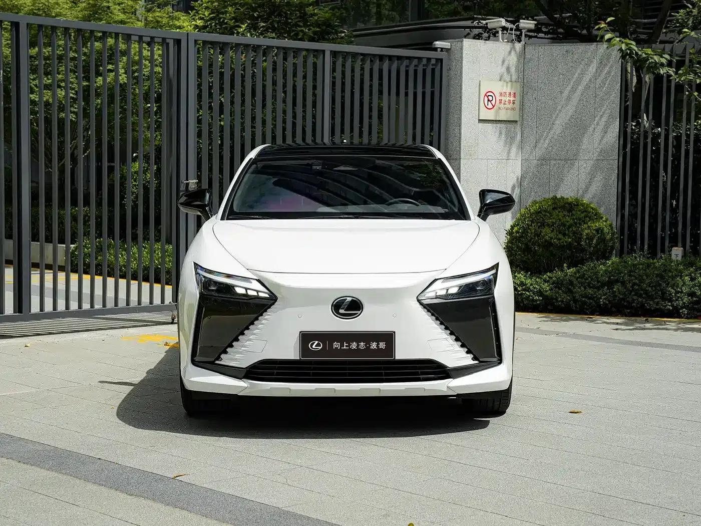 Lexus RZ 2023 450e AWD Luxury Edition — миниатюра 2