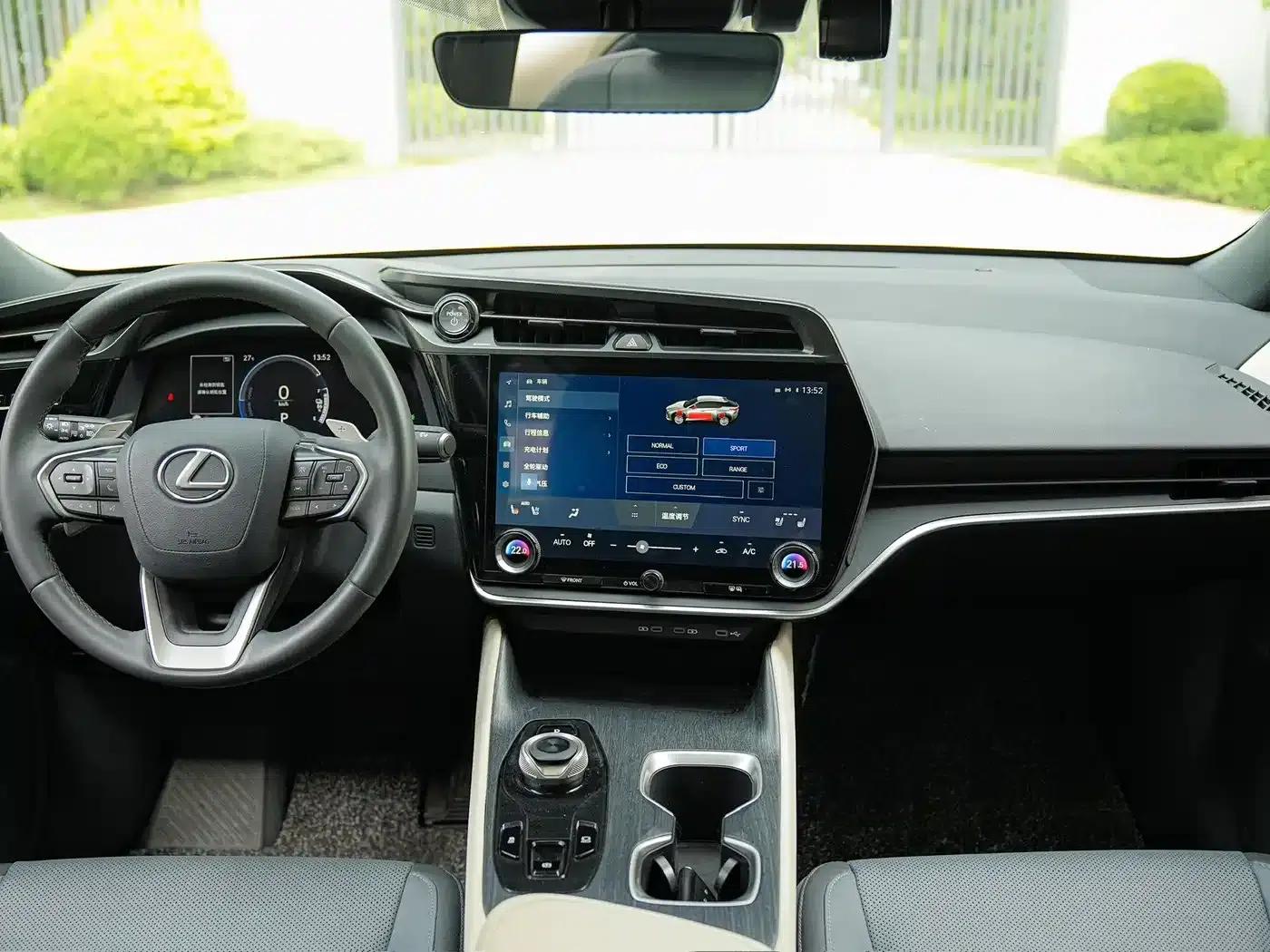 Lexus RZ 2023 450e AWD Luxury Edition — миниатюра 17