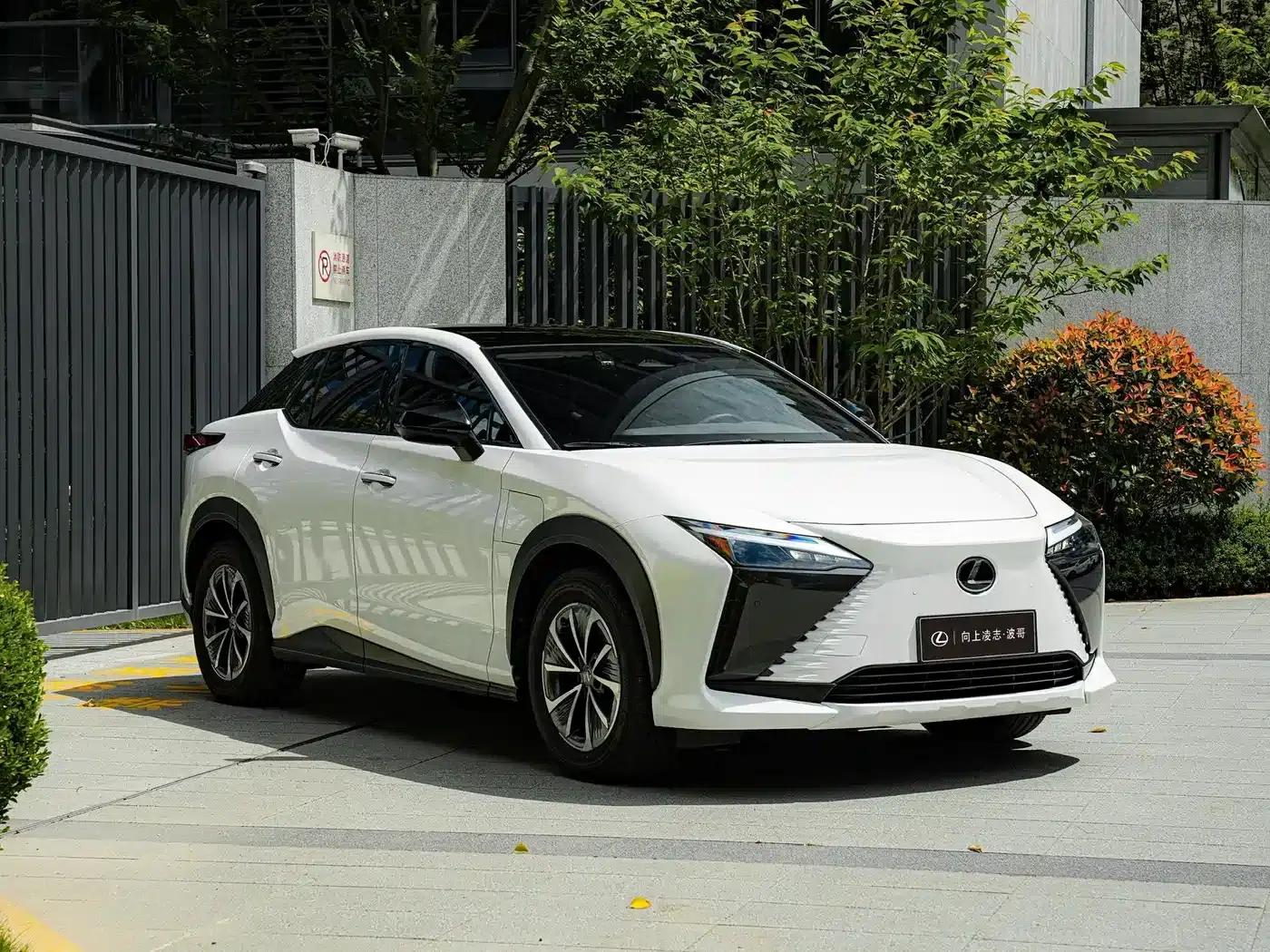Lexus RZ 2023 450e AWD Luxury Edition — миниатюра 3