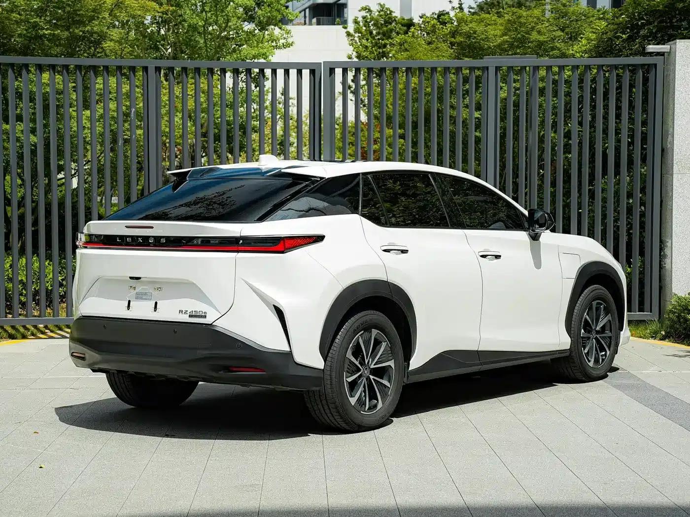 Lexus RZ 2023 450e AWD Luxury Edition — миниатюра 4