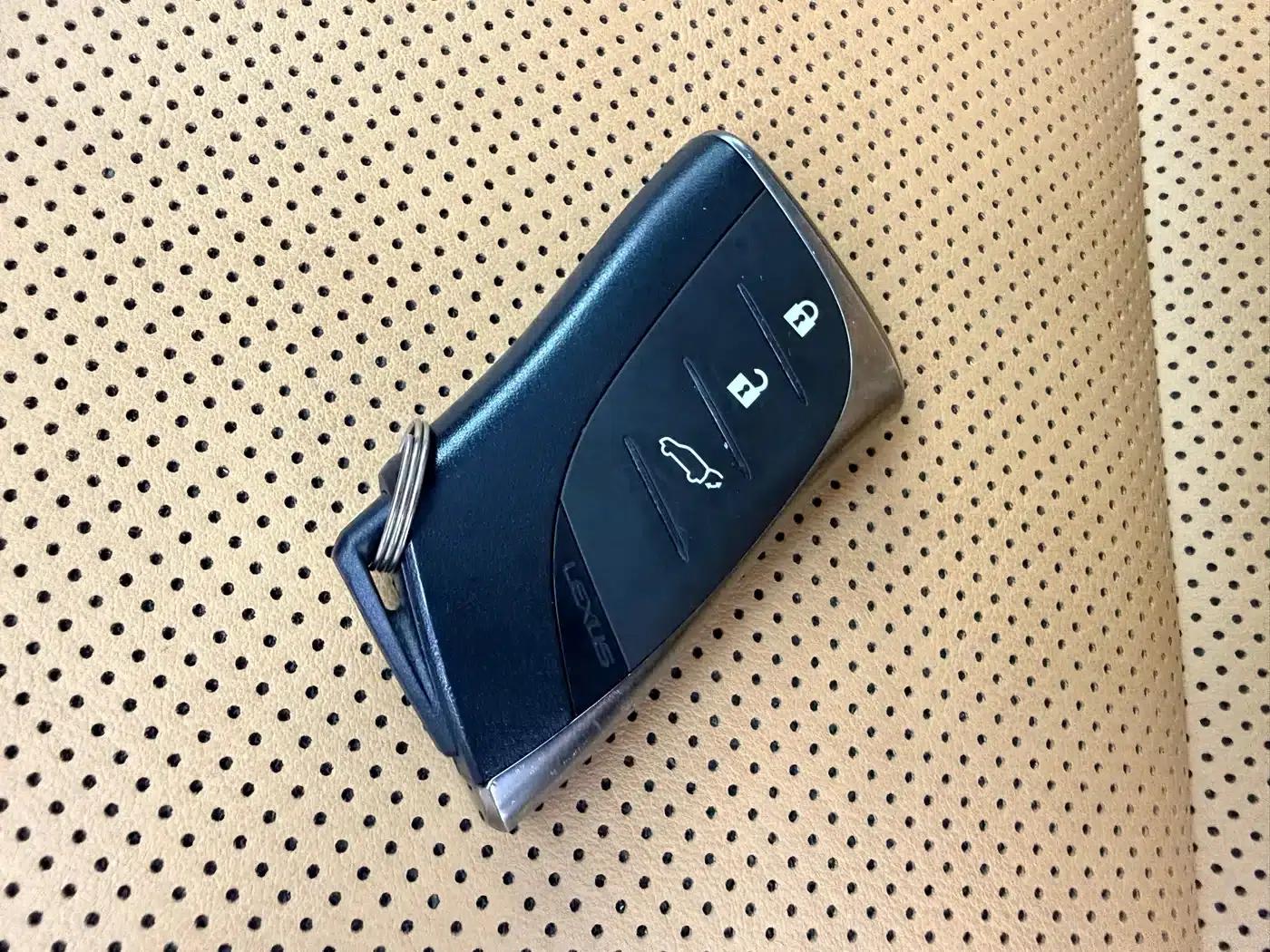 Lexus RZ 2023 450e AWD Luxury Edition — миниатюра 17