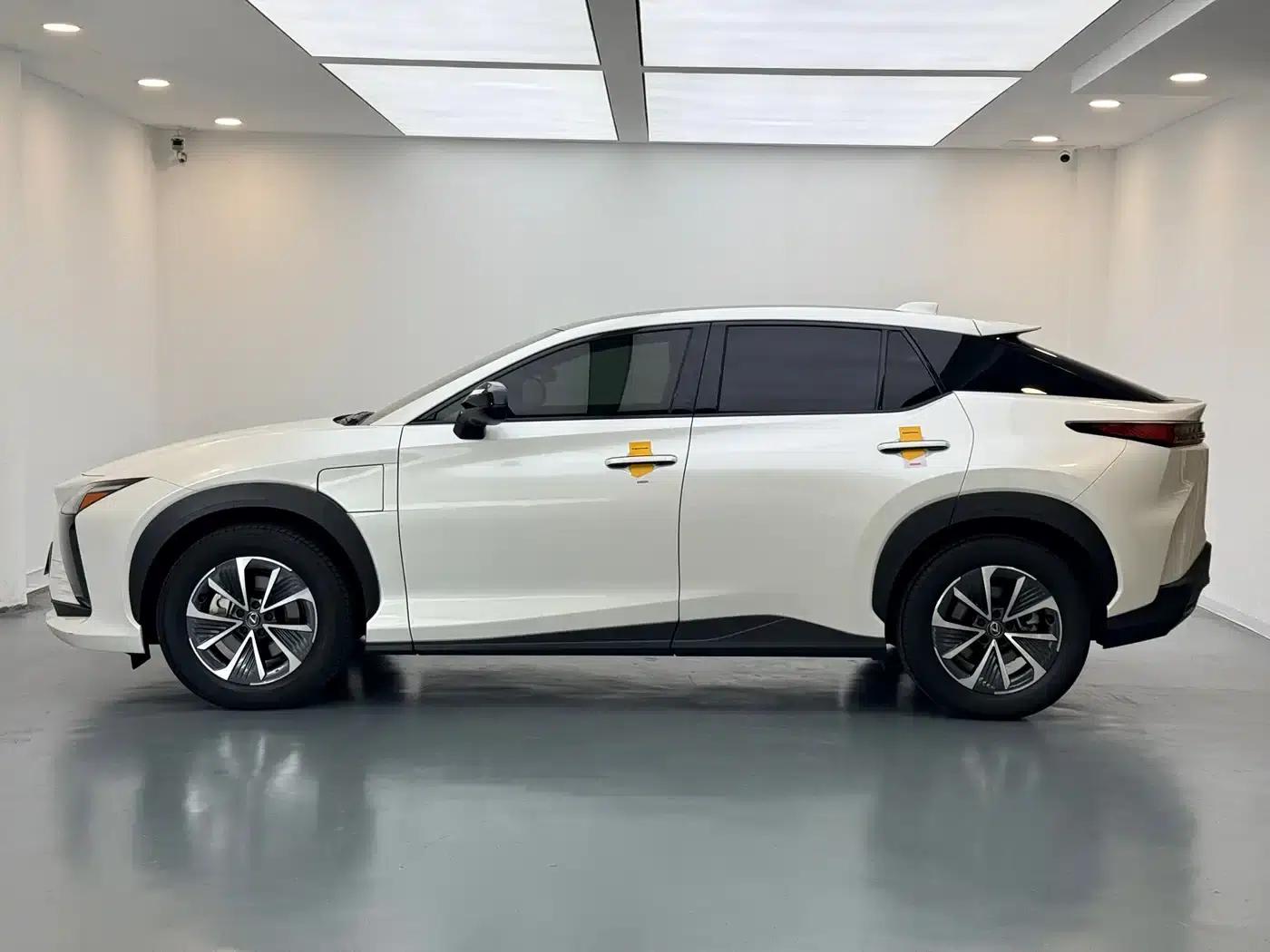 Lexus RZ 2023 450e AWD Luxury Edition — миниатюра 18