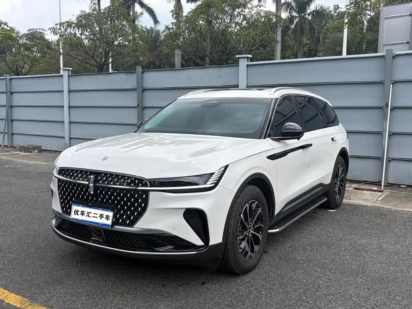 Navigator 2025 2.0T AWD Premium Edition — миниатюра 1