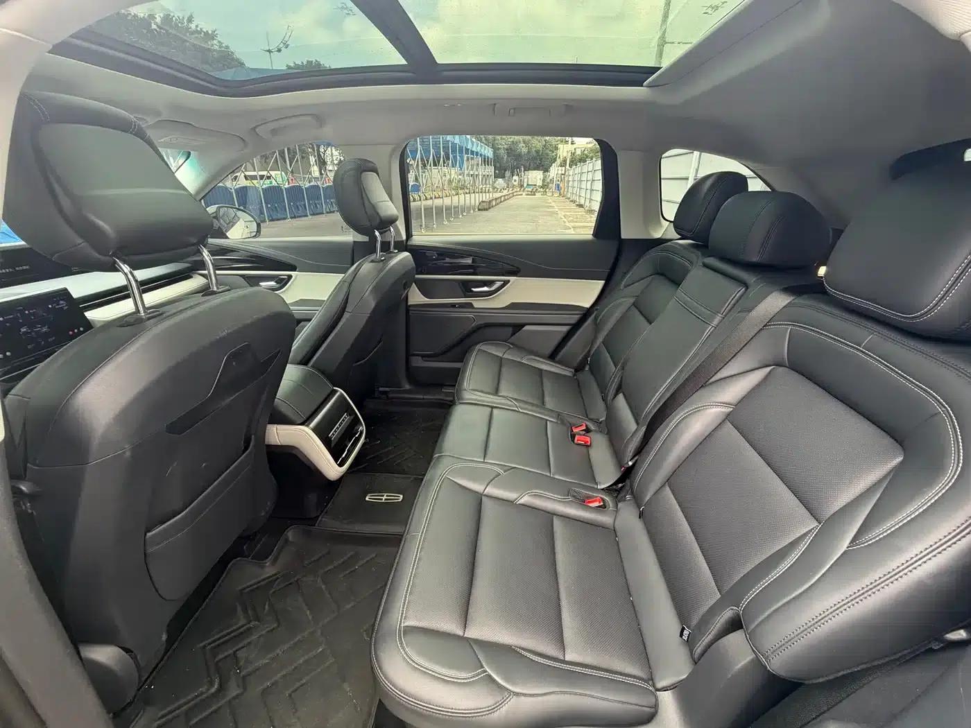 Navigator 2025 2.0T AWD Premium Edition — миниатюра 15