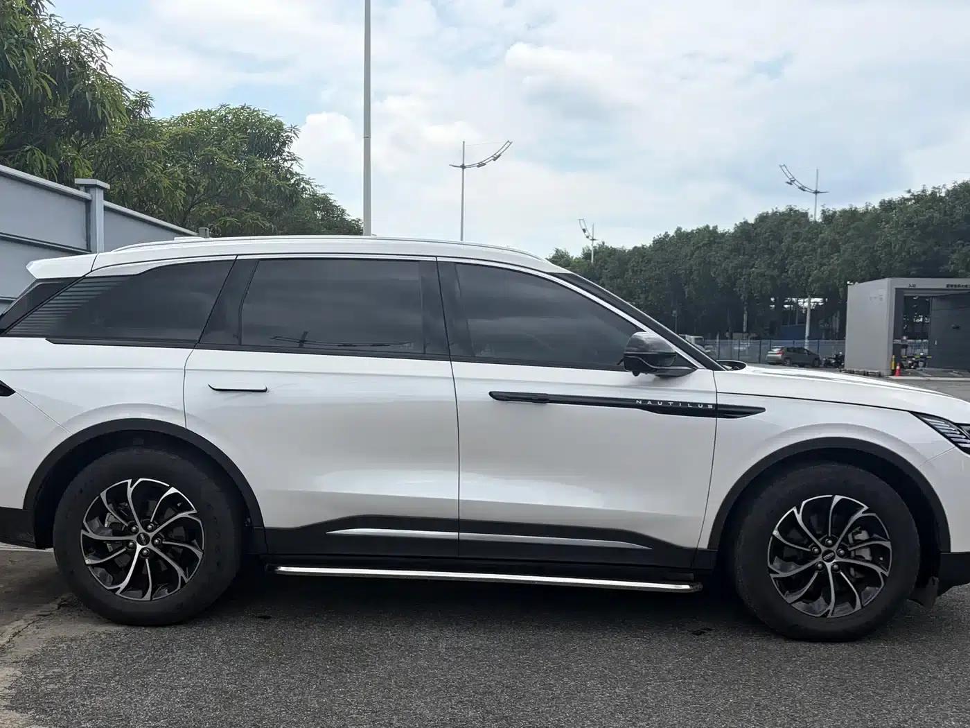 Navigator 2025 2.0T AWD Premium Edition — миниатюра 9