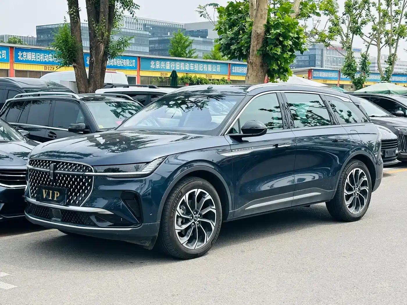 Navigator 2023 2.0T AWD Premium Edition — миниатюра 1