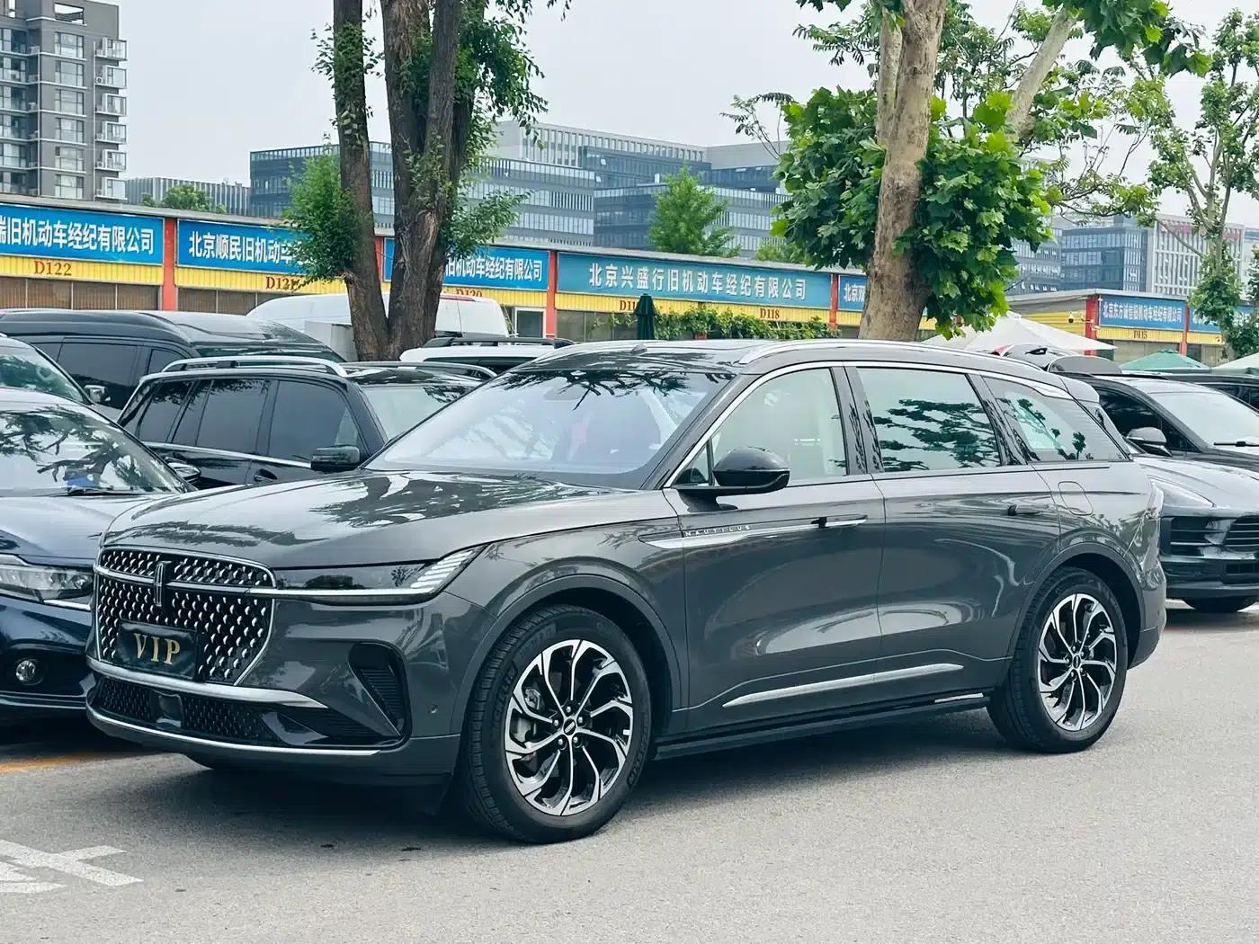 Navigator 2023 2.0T AWD Premium Edition — миниатюра 1
