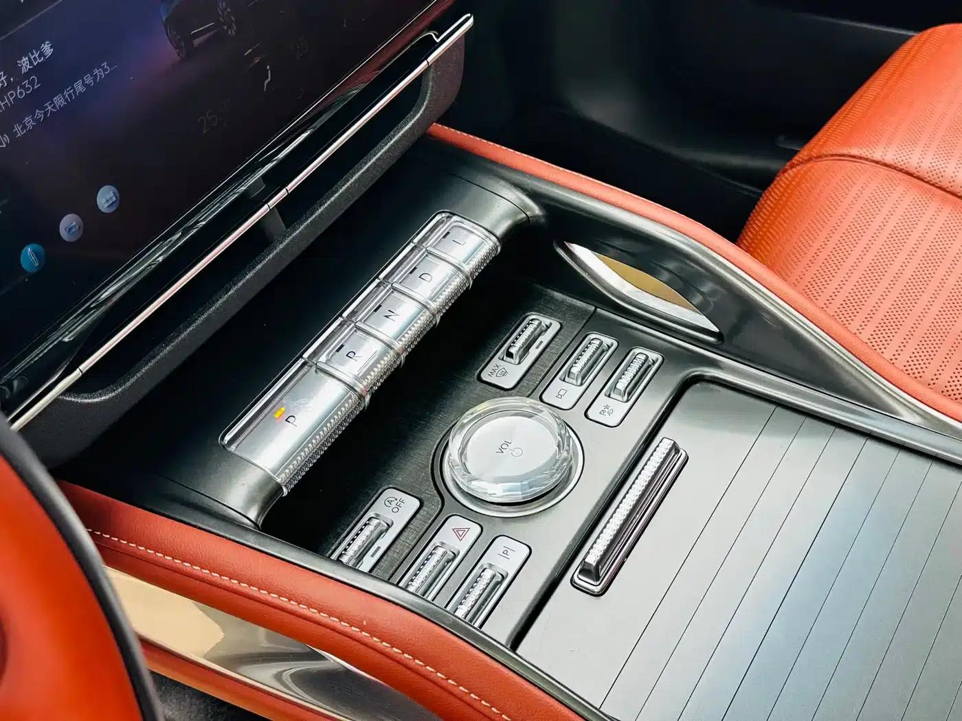 Navigator 2023 2.0T AWD Premium Edition — миниатюра 13