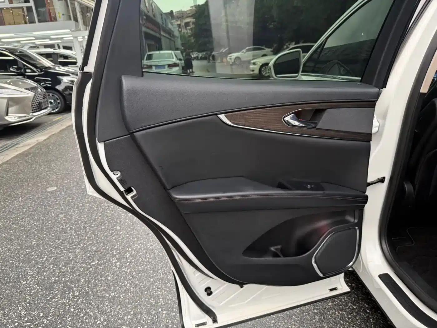 Navigator 2021 2.0T 2WD Premium Edition — миниатюра 14