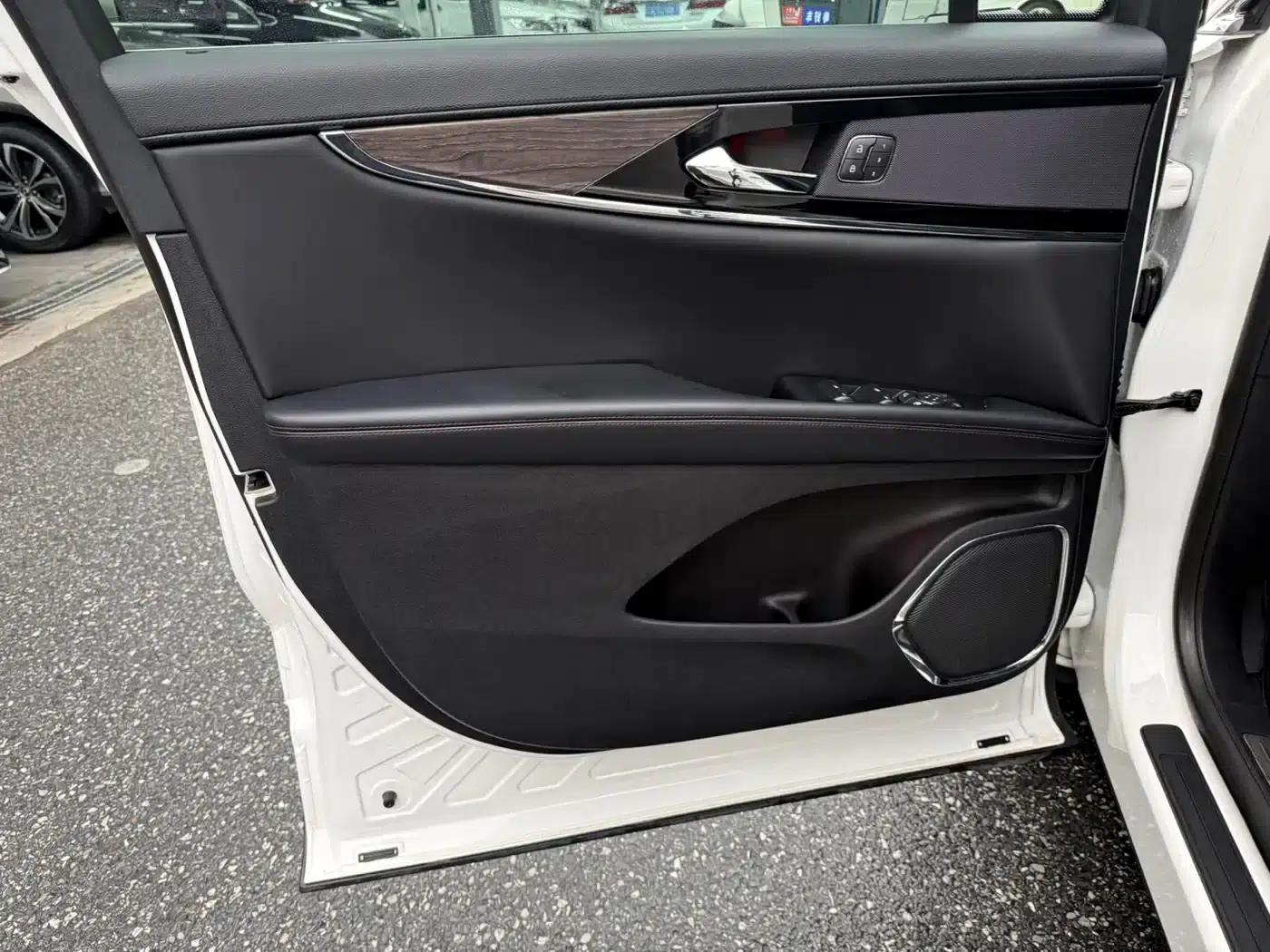 Navigator 2021 2.0T 2WD Premium Edition — миниатюра 25