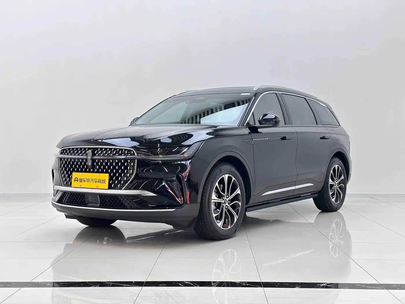 Navigator 2025 2.0T AWD Premium Edition — миниатюра 1