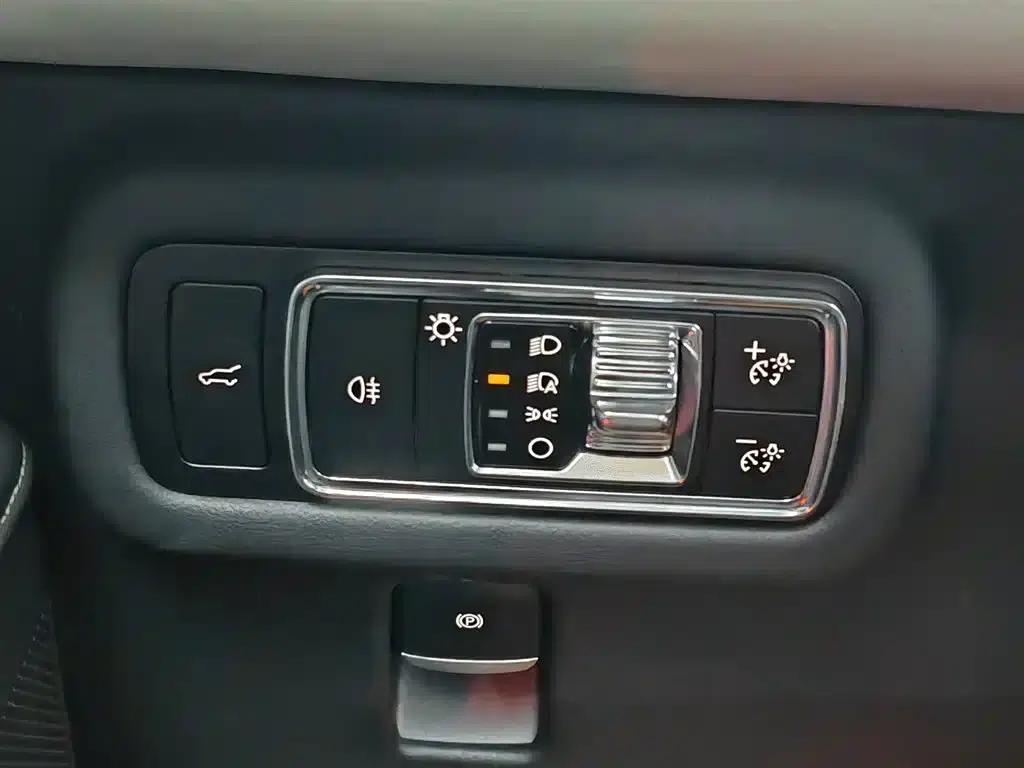 Navigator 2025 Facelift 2.0T AWD Premium Edition — миниатюра 21