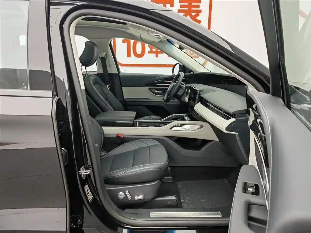 Navigator 2025 Facelift 2.0T AWD Premium Edition — миниатюра 23