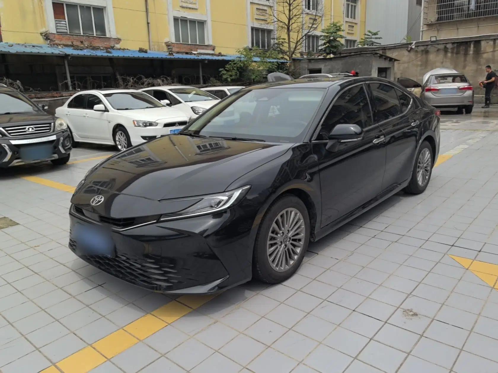 Toyota Camry 2024 2.0 GVP Luxury Edition — миниатюра 1