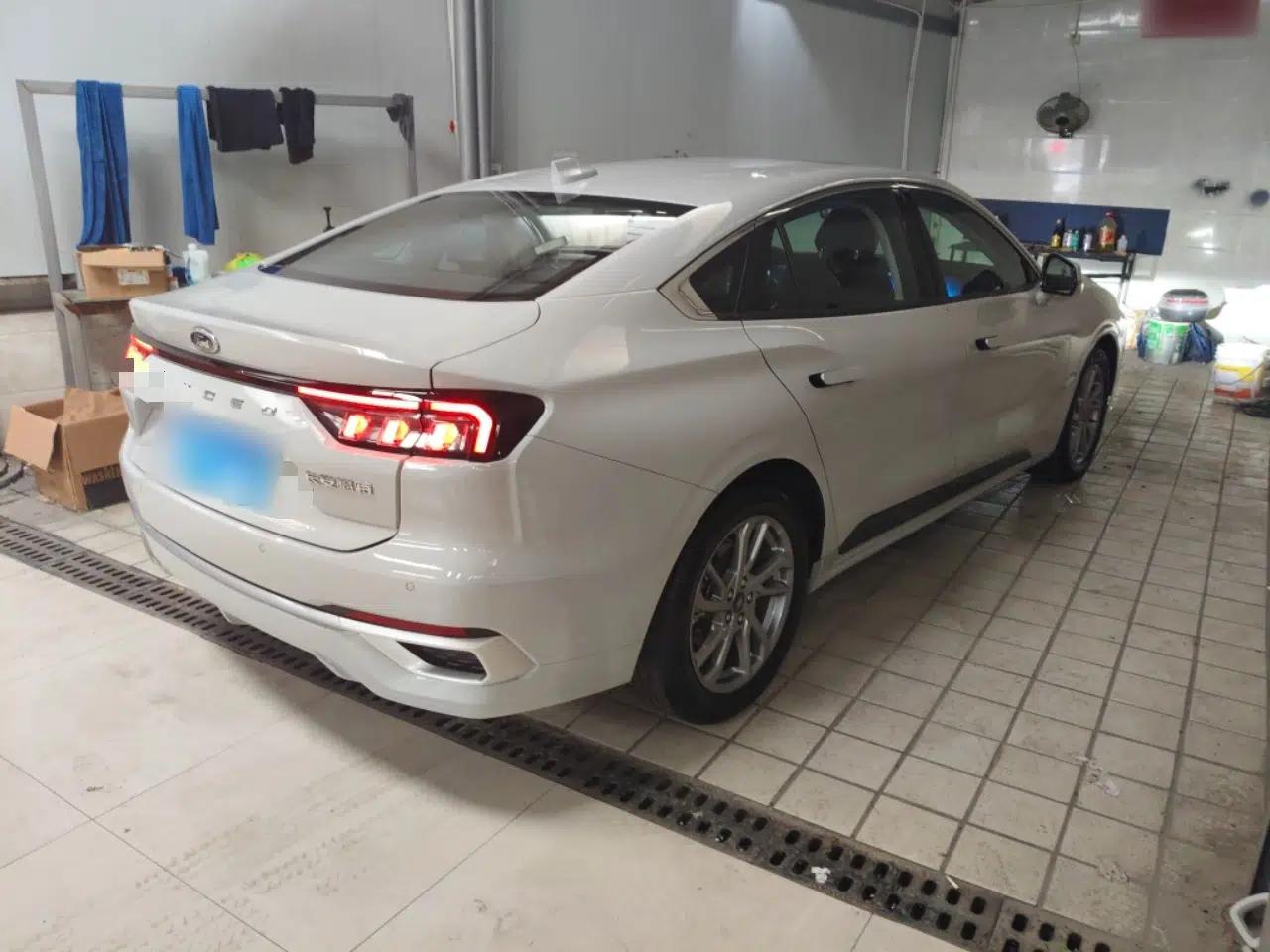 Ford Mondeo 2023 EcoBoost 180 Luxury Model — миниатюра 4