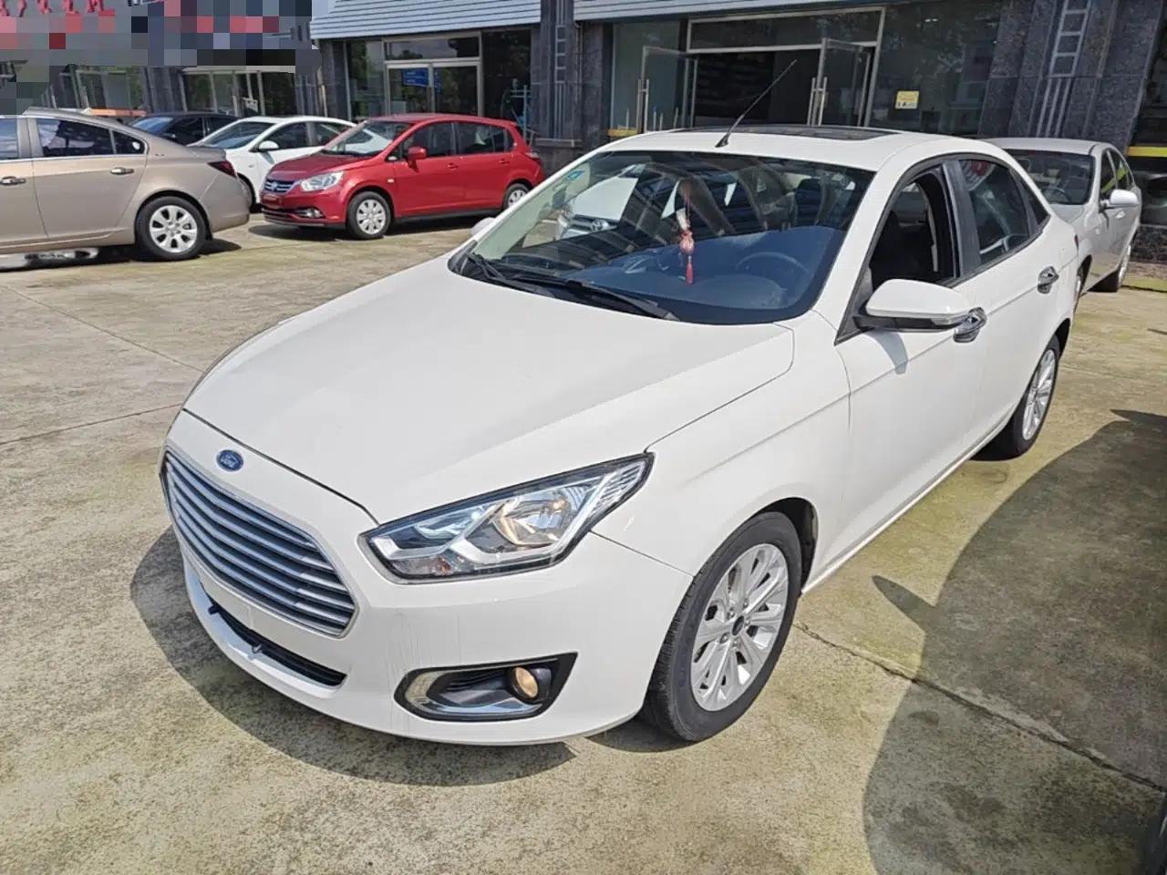 Ford Escort 2015 1.5L Manual Fashion Edition — миниатюра 1