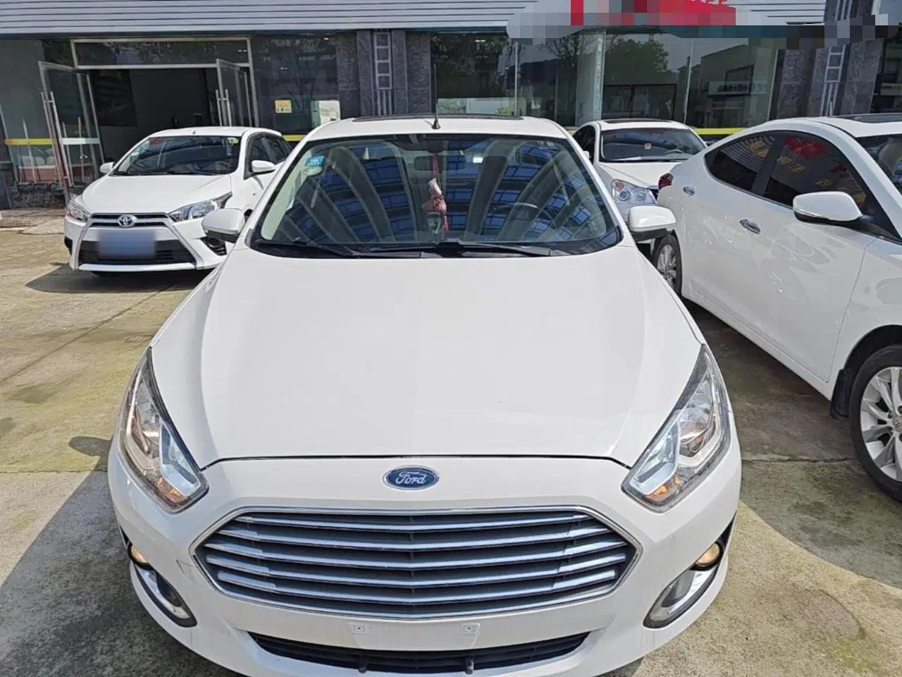 Ford Escort 2015 1.5L Manual Fashion Edition — миниатюра 2