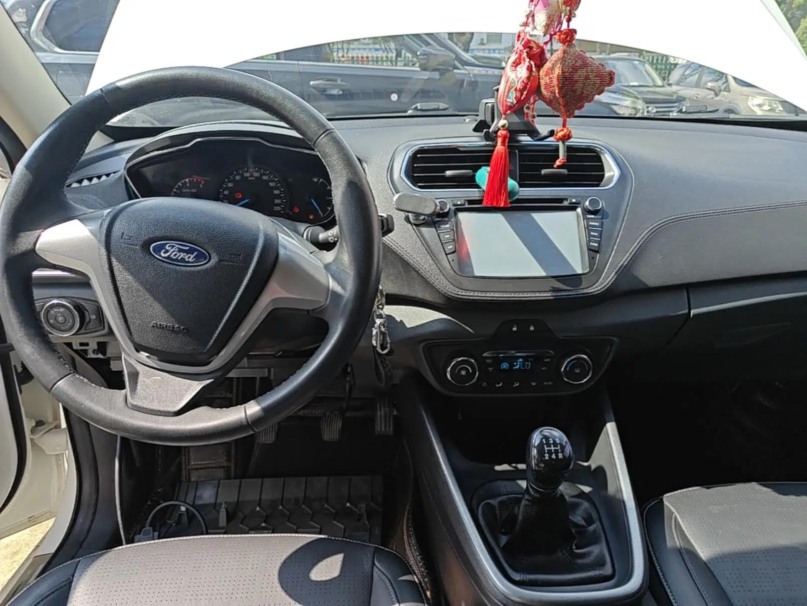 Ford Escort 2015 1.5L Manual Fashion Edition — миниатюра 13