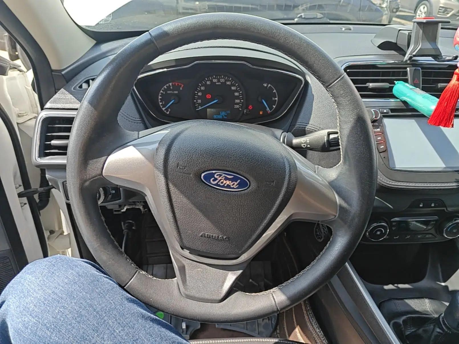 Ford Escort 2015 1.5L Manual Fashion Edition — миниатюра 14