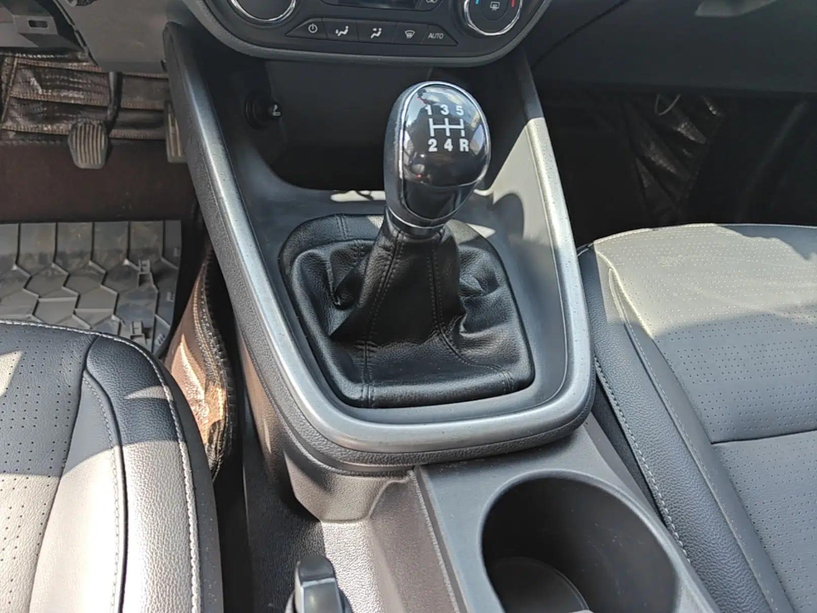 Ford Escort 2015 1.5L Manual Fashion Edition — миниатюра 17