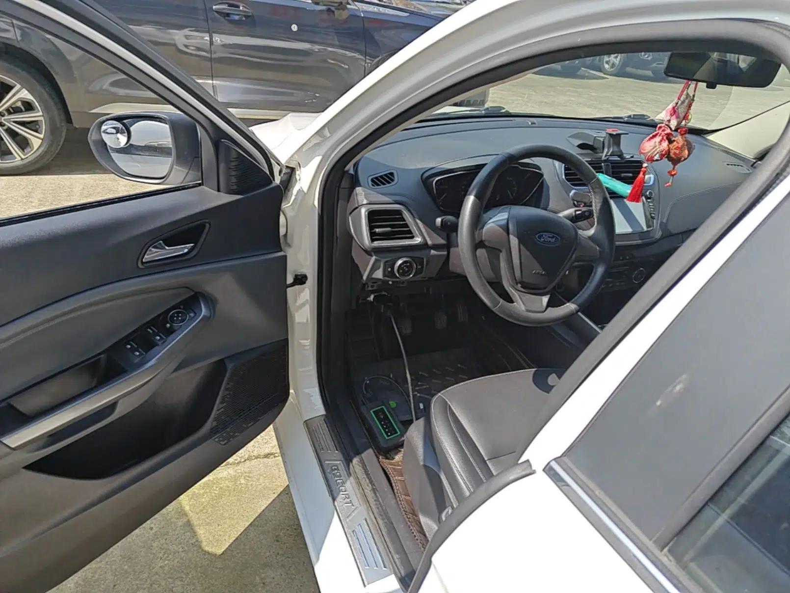 Ford Escort 2015 1.5L Manual Fashion Edition — миниатюра 19
