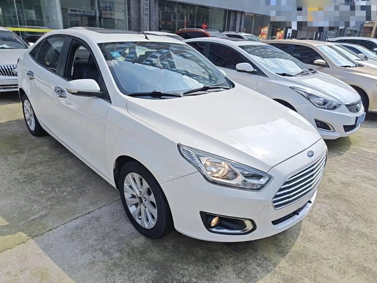 Ford Escort 2015 1.5L Manual Fashion Edition — миниатюра 3