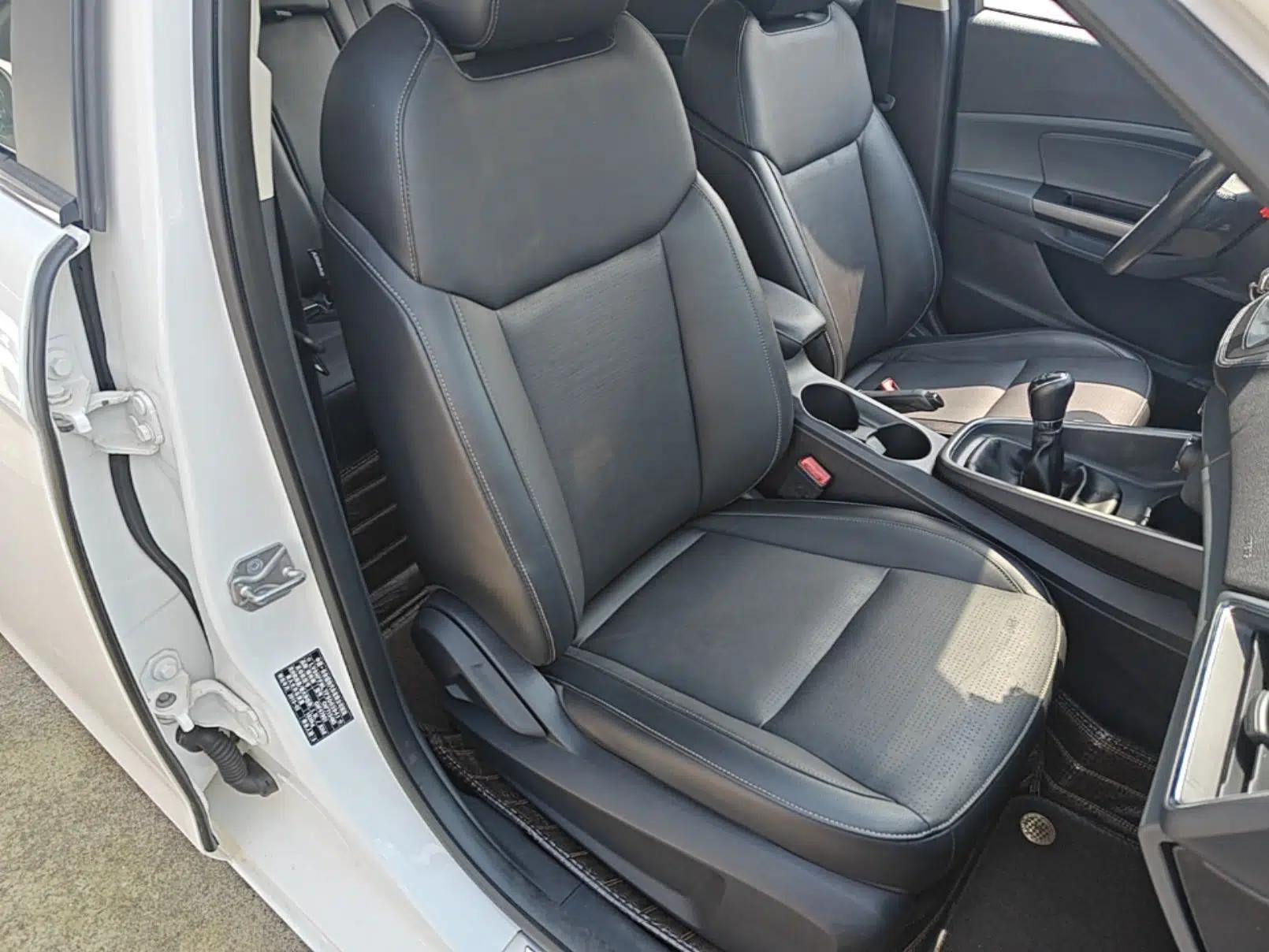 Ford Escort 2015 1.5L Manual Fashion Edition — миниатюра 23