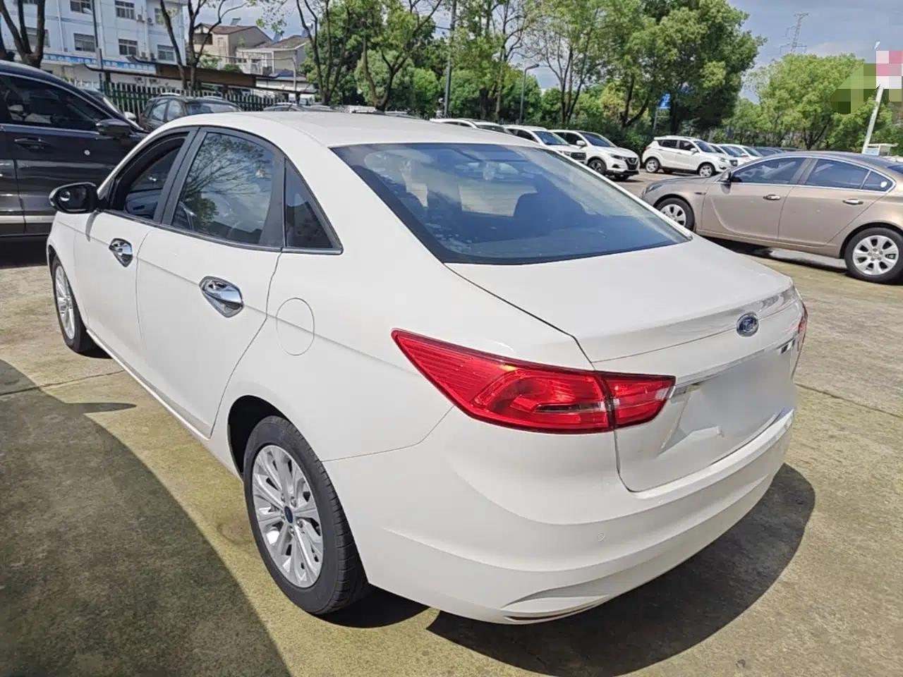 Ford Escort 2015 1.5L Manual Fashion Edition — миниатюра 4