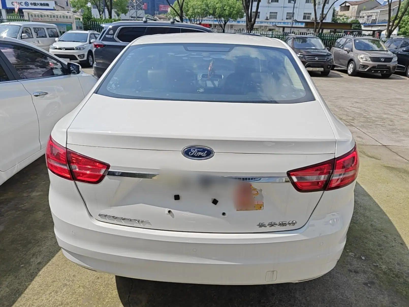 Ford Escort 2015 1.5L Manual Fashion Edition — миниатюра 5